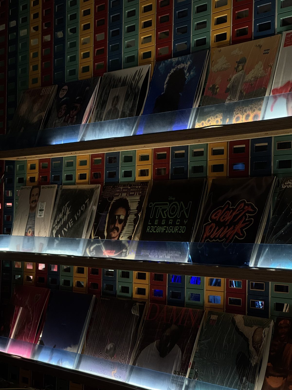 Pared de vinilos en OYE, bar de escucha en Chacras de Coria, Mendoza